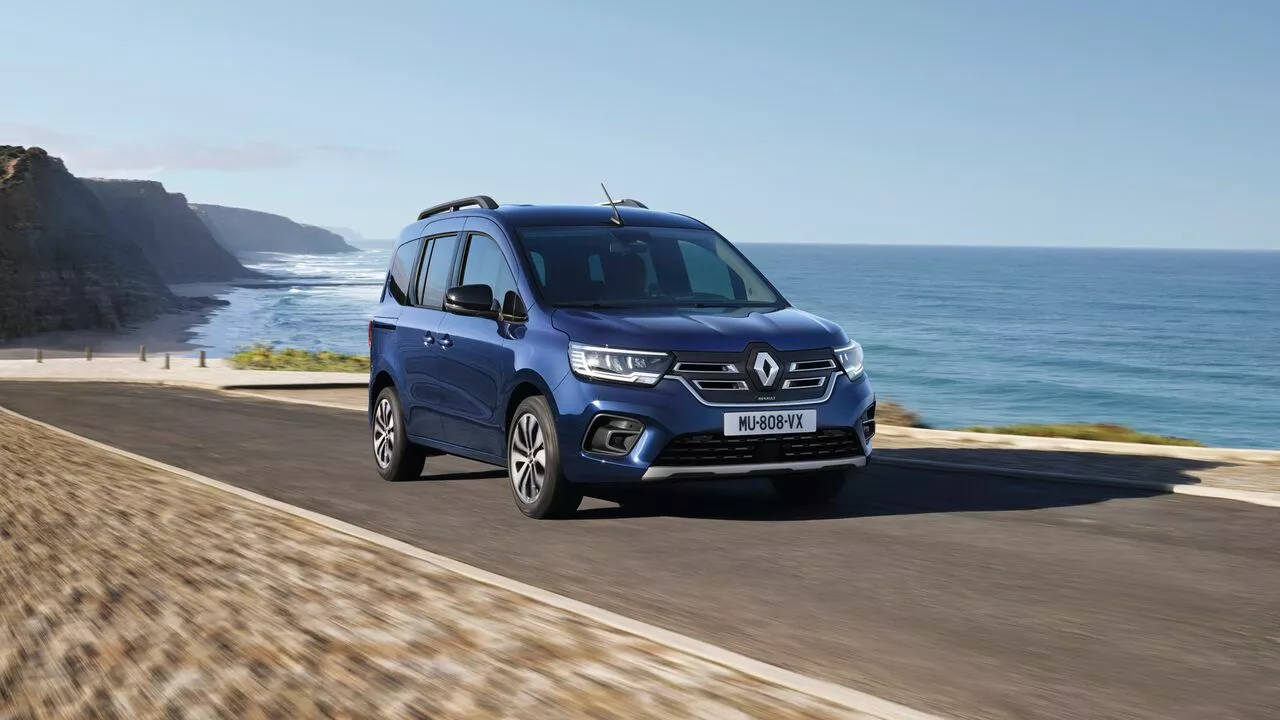 noul-renault-kangoo-e-tech-electric-combispace-conectat-la-priza